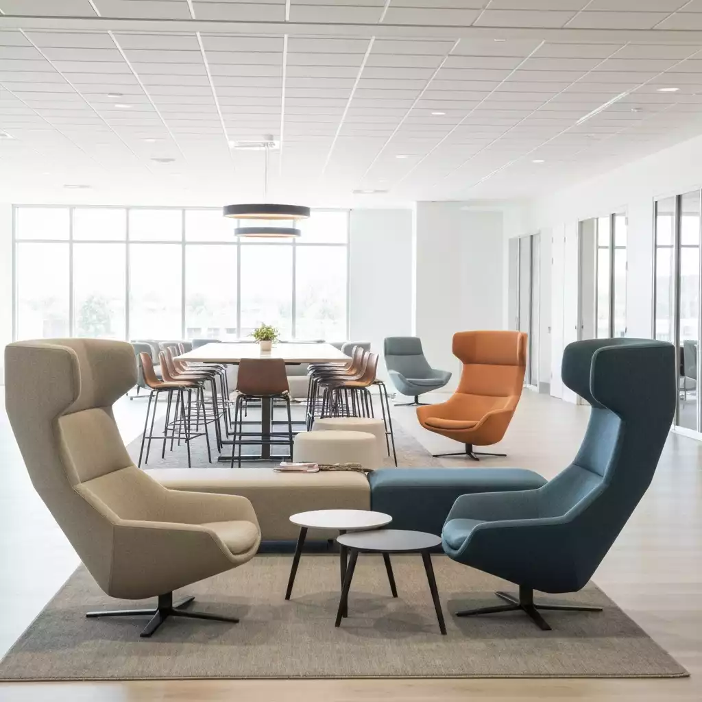 Modernes Arbeitsumfeld mit flexiblen Arbeitsplätzen